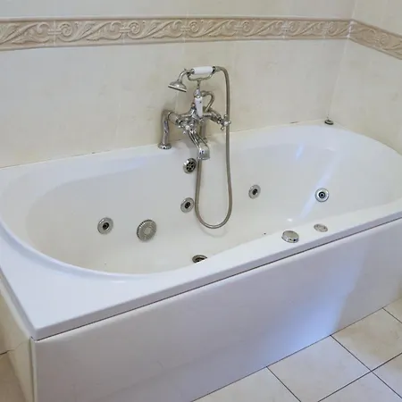 Deluxe Dwelling - 15 Mins From City/airport *