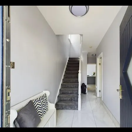 Deluxe Dwelling - 15 Mins From City/airport