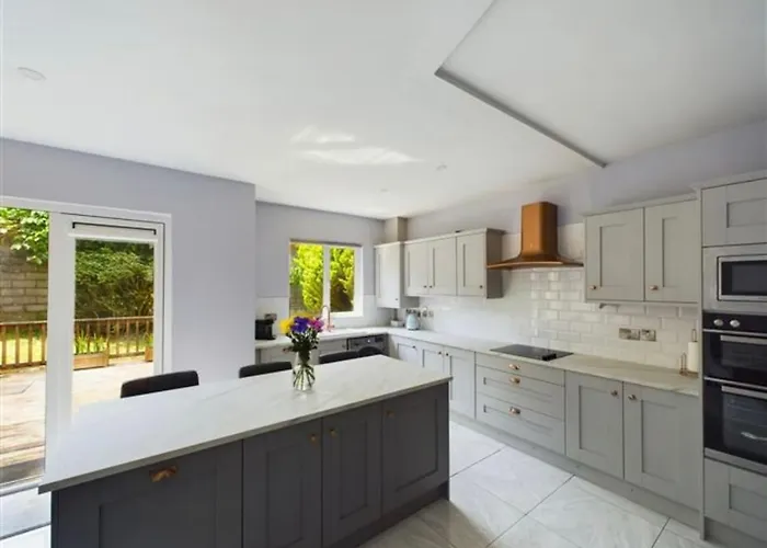 Deluxe Dwelling - 15 Mins From City/airport 民宿