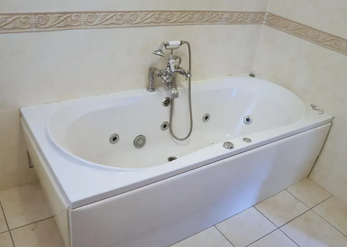 Deluxe Dwelling - 15 Mins From City/airport *