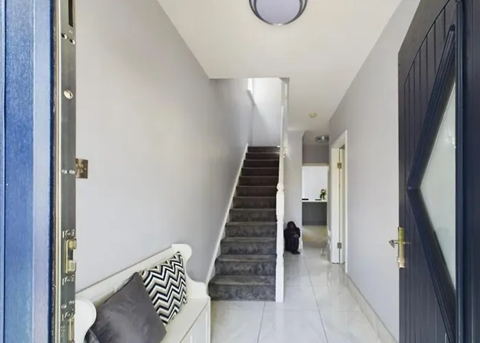 Deluxe Dwelling - 15 Mins From City/airport